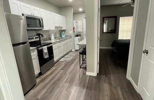Highland Park Apartment | Downtown San Antonio/Highland Park, Cozy 1-bedroom,WiFi, AC, washer/dryer, #102