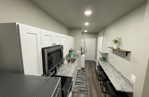 Highland Park Apartment | Downtown San Antonio/Highland Park, Cozy 1-bedroom,WiFi, AC, washer/dryer, #102