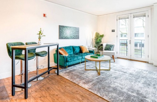 Downtown Eugene Apartment | Downtown! Short walk to U of O! Free Parking!