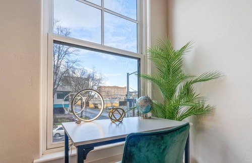 Downtown Eugene Apartment | Downtown! Short walk to U of O! Free Parking!