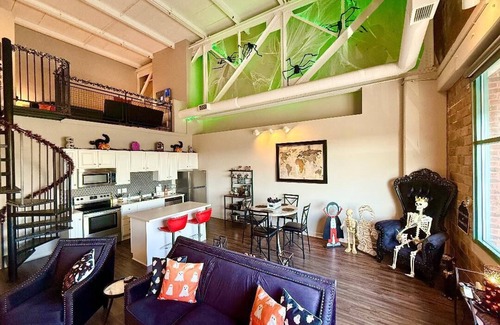 Sandusky Condo | Downtown Sleeps 8 Pool Hot Tub Cedar Point Sports Force Kalahari!