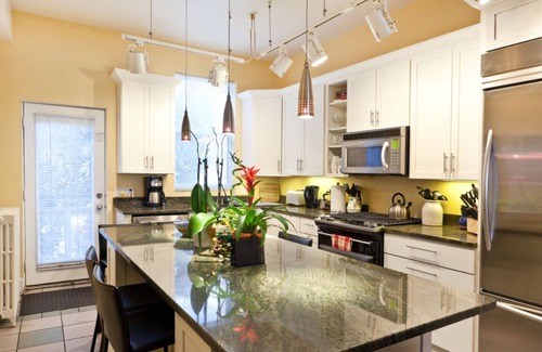 Mount Vernon Square House | Downtown Townhouse Roofdeck Convention Center Subway Parking