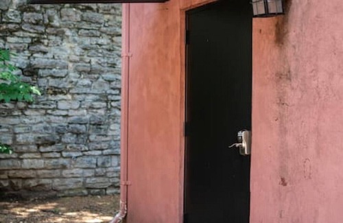 Eureka Springs Historic District Villa | Downtown Villa1 at Sweet Spring Wifi Free Park