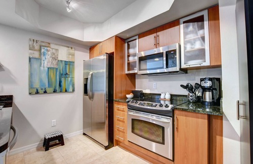 Downtown West Palm Beach Apartment | Downtown WPB 2 bedroom/2 bath Condo/Reserved Parking + Pool + Gym at The Prado