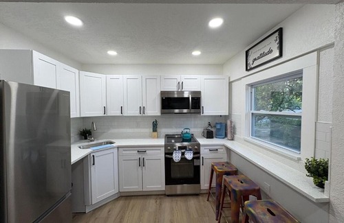 Historic Uptown Apartment | Downtown Zen 2-Bedrooms Private Bungalow