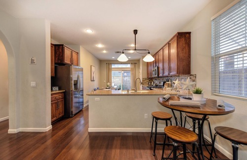 North Natomas House | Dragon House Garage Grill close to Airport Downtown Golden1 Arena Discovery Park