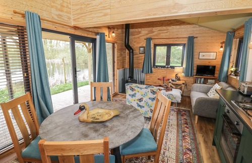 Frankton Cottage | DRAGONFLY, pet friendly, with hot tub in Dunchurch