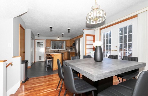Jasper East House | Dream 4-Br 4-Ba | Private Pool & Hot Tub | 2-min DRIVE to Jasper National Park