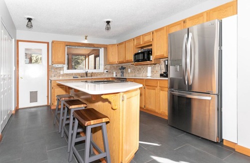 Jasper East House | Dream 4-Br 4-Ba | Private Pool & Hot Tub | 2-min DRIVE to Jasper National Park