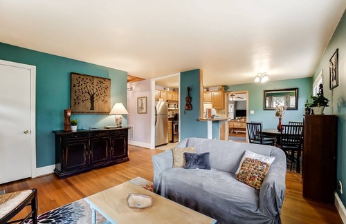Oakhurst House | Dream Catcher’s Bungalow: 15% Off Until Nov 30!