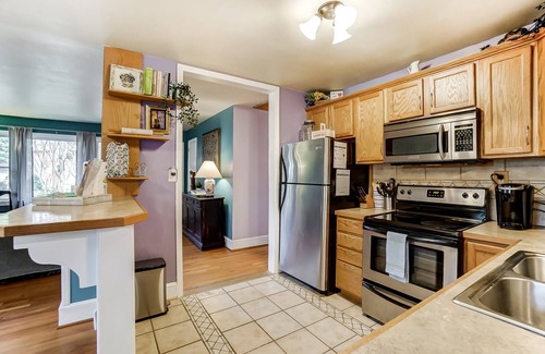 Oakhurst House | Dream Catcher’s Bungalow: 15% Off Until Nov 30!