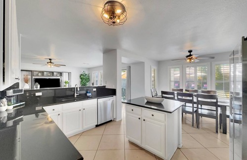 Gilbert House | Dream Home in Gilbert! Fun Times, Lots of Amenities! Pool Home.
