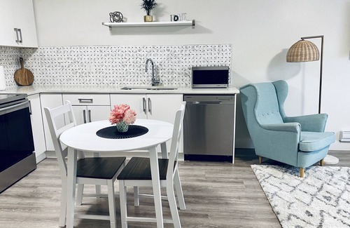 Maple Ridge Apartment | Dream Home ~ Modern & Cozy ~ We provide everything you need to feel like Home 💕