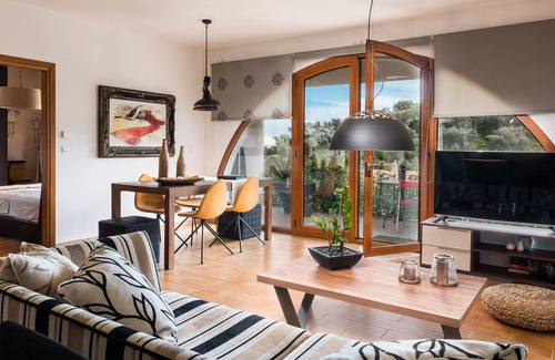 Makrys Tichos House | Dream Lux Flat with great Outdoors, Pool & Parking
