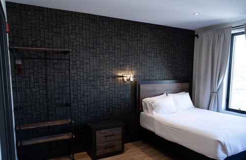 Northeast Mississauga House | Dream Suites Boutique Hotel - Private Room in Mississauga