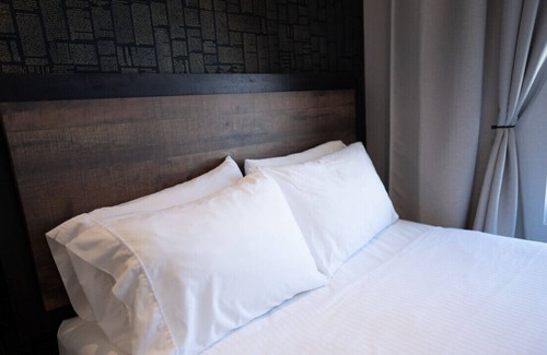 Northeast Mississauga House | Dream Suites Boutique Hotel - Private Room in Mississauga
