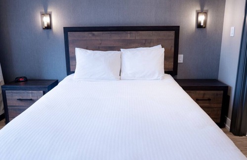 Northeast Mississauga House | Dream Suites Boutique Hotel - Private room in Mississauga