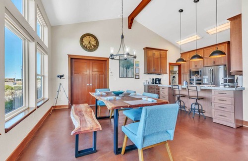 Manchester House | 'Dream Weaver' House w/Hot Tub & Ocean View!