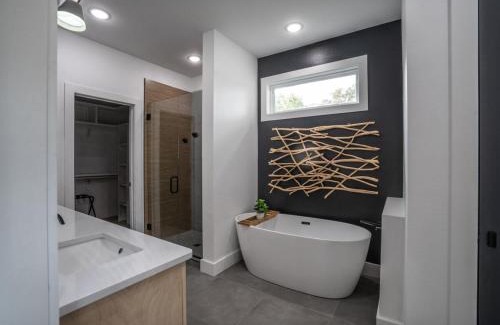 Bella Vista House | Dreamcatcher NEW Modern Retreat Near Trails Lakes Golf