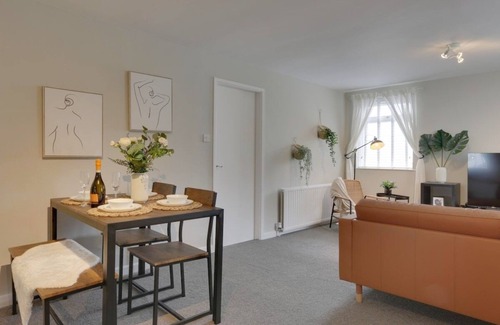 Sheffield Apartment | Dreamy 2 bed apartment, sleeps 4, parking.