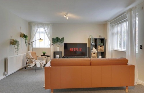 Sheffield Apartment | Dreamy 2 bed apartment, sleeps 4, parking.