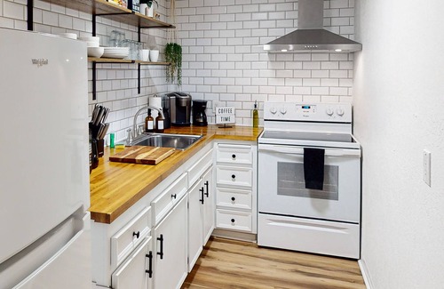 Racquet Club West Apartment | Dreamy bohemian condo with tranquil vibes, close proximity to downtown