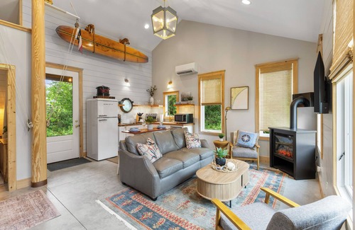 Wilmington Cottage | Dreamy Coastal Cottage w/King Bed~FirePit~Outdr Shower. 5 minutes to the Beach!