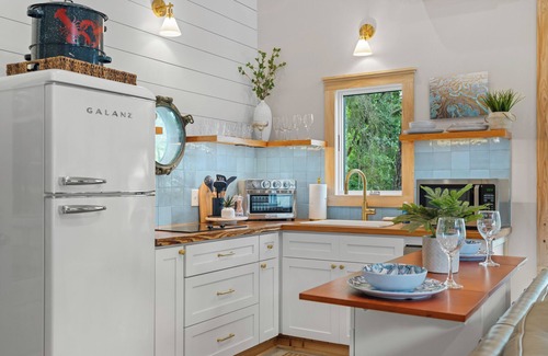 Wilmington Cottage | Dreamy Coastal Cottage w/King Bed~FirePit~Outdr Shower. 5 minutes to the Beach!