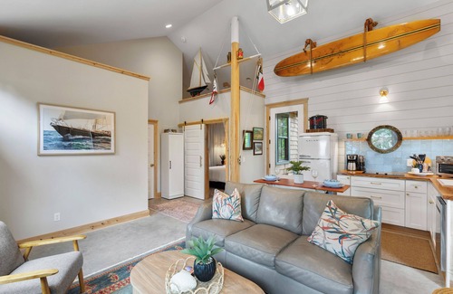Wilmington Cottage | Dreamy Coastal Cottage w/King Bed~FirePit~Outdr Shower. 5 minutes to the Beach!
