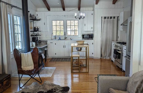 Hallsboro House | Dreamy Cottage right on the Lake, Dog Friendly!