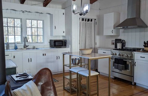 Hallsboro House | Dreamy Cottage right on the Lake, Dog Friendly!