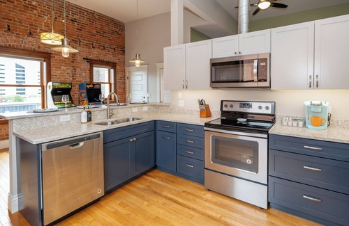 Kalamazoo Apartment | Dreamy Downtown Luxury Loft/13-Ft Ceilings/Walkable