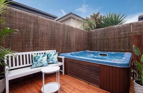 Dromana House | Dreamy Dromana Family Getaway - with Jacuzzi