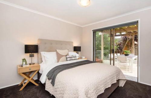 Dromana House | Dreamy Dromana Family Getaway - with Jacuzzi