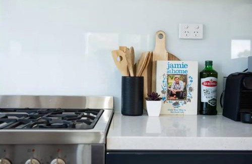 Dromana House | Dreamy Dromana Family Getaway - with Jacuzzi