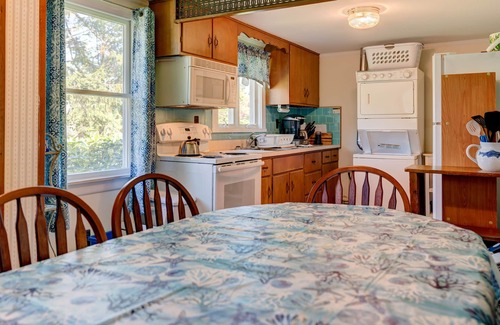 East Orleans House | Dreamy Duplex Near Beach with Spacious Patio, Grill, & Outdoor Shower