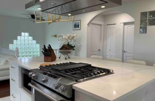 West Porpoise Bay House | Dreamy House on Sunshine Coast with a Cozy Patio