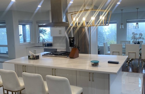 West Porpoise Bay House | Dreamy House on Sunshine Coast with a Cozy Patio