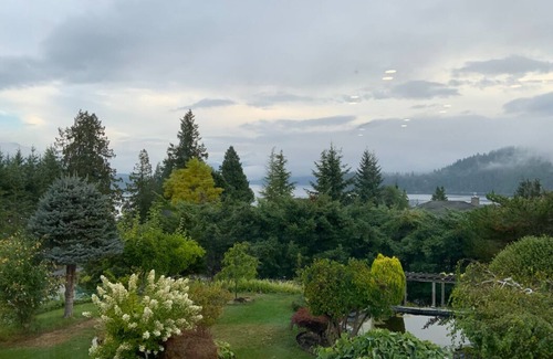 West Porpoise Bay House | Dreamy House on Sunshine Coast with a Cozy Patio