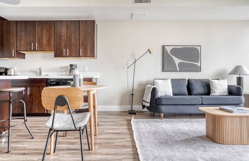 Mountain View Apartment | Dreamy Mountain View 1BR w/Pool & Gym, walk to Caltrain, by Blueground