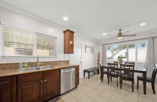 Alhambra House | Dreamy & Relaxing Gem ~ 12mins to DT LA ~ Backyard