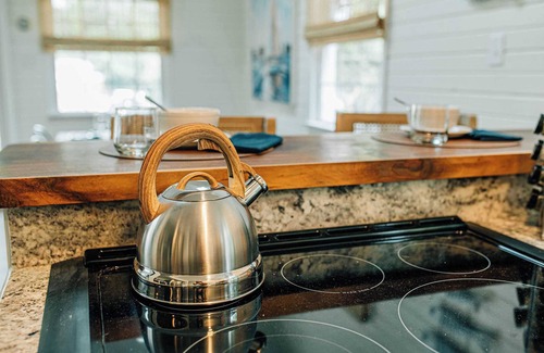 Deltaville House | Dreamy Waterfront+Hot tub+Kayaks+Deck+Dock+Games