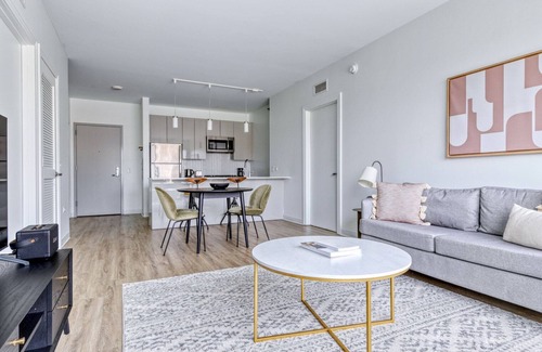West Loop Apartment | Dreamy West Loop 2BR w/Gym & Pool in heart of Greektown, by Blueground