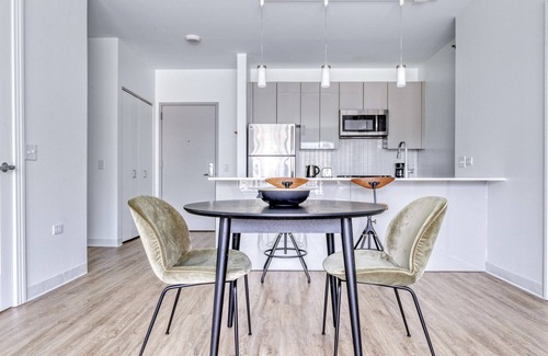 West Loop Apartment | Dreamy West Loop 2BR w/Gym & Pool in heart of Greektown, by Blueground
