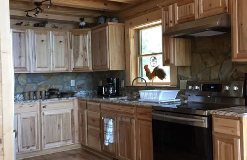 Prosperity Cabin | DREHER DREAMS CABIN-LAKEFRONT- + FISHING, KAYAKS,PADDLEBOARDS,6 BEDS SLEEPS 8!