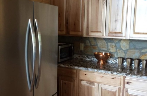Prosperity Cabin | DREHER DREAMS CABIN-LAKEFRONT- + FISHING, KAYAKS,PADDLEBOARDS,6 BEDS SLEEPS 8!