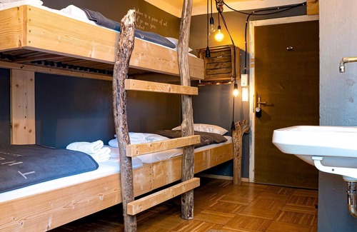 Elisabeth-Vorstadt House | Dreibettzimmer, Dusche - The Keep Eco Residence