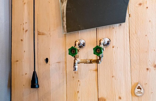Elisabeth-Vorstadt House | Dreibettzimmer, Dusche - The Keep Eco Residence