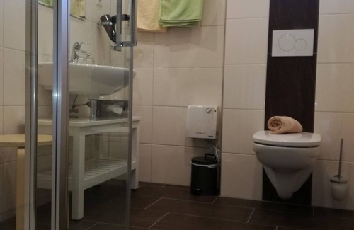 Ossiach Bed & Breakfast | Dreibettzimmer mit Balkon - Pension Strauß