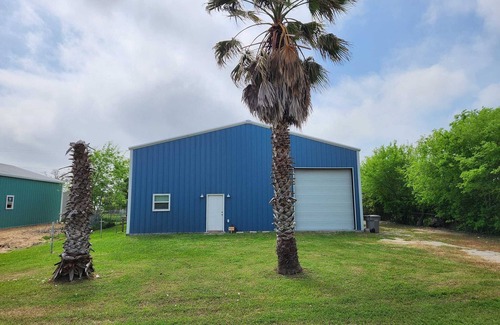 Long Mott House | Driftaway Barndo is steps to Seadrift fishing pier
